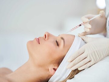 Frau beim Arzt lässt sich Botox spritzen. | © Getty Images/macniak
