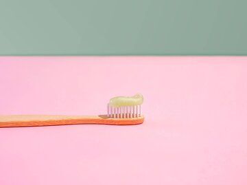Zahnbürste mit Zahncreme auf knalligem Hintergrund | © Getty Images/Tatiana Maksimova