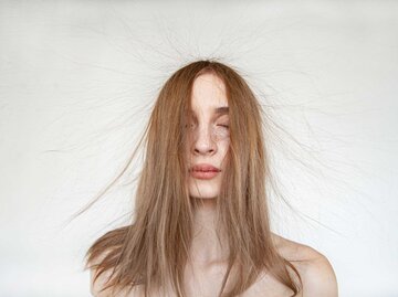 Frau mit fliegenden, dünnen Haaren | © Getty Images/Iuliia Isaieva