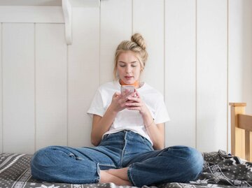 Junge Frau schreibt SMS | © Getty Images/Tony Anderson