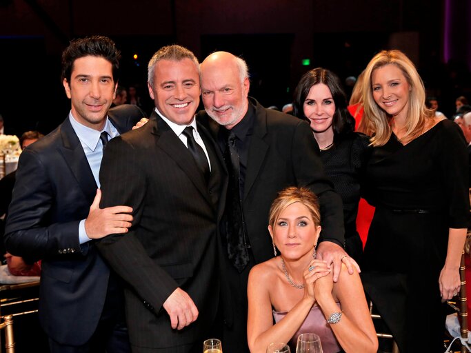 James Burrows mit dem Friends-Cast | © Getty Images/NBC