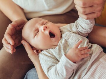 Sehr niedliches, gähnendes Baby. | © Getty Images/Westend61