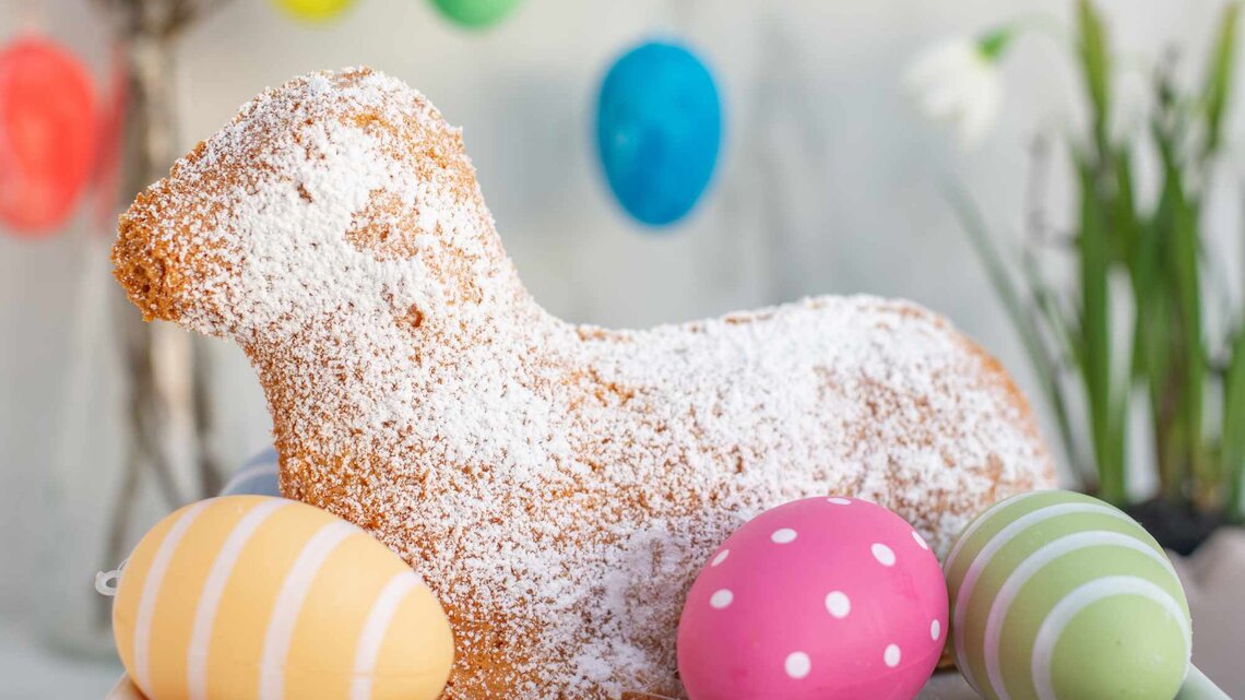 Osterlamm mit kleinen Ostereiern | © Getty Images/A_Lein