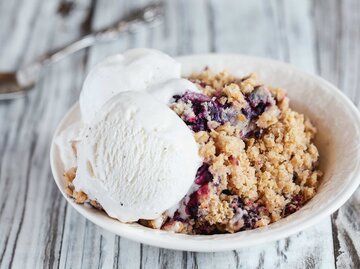 eine Schüssel mit veganem Cobbler und etwas Vanilleeis | © Getty Images/StephanieFrey