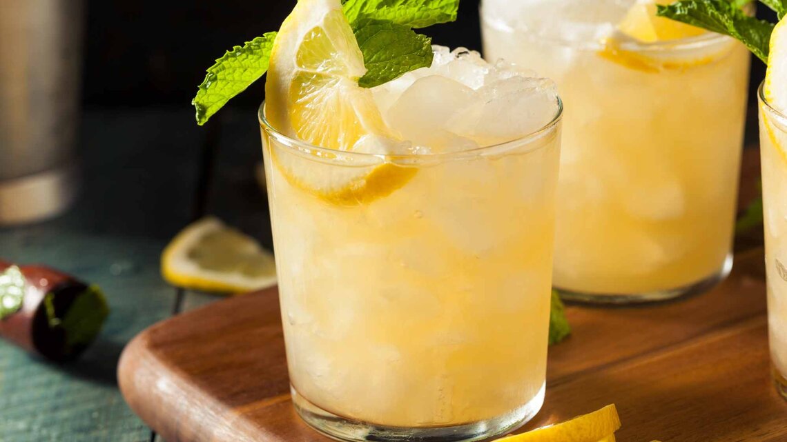 Zitronen-Ingwer-Spritz Cocktail | © Getty Images/bhofack2