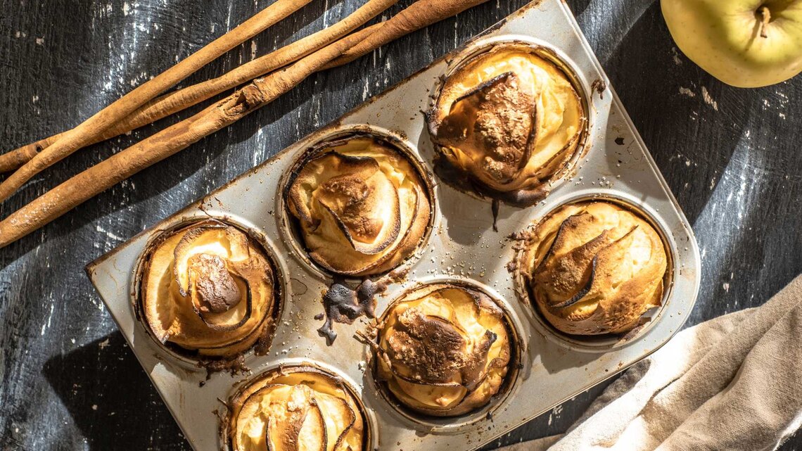 Ein Blech Muffins von oben | © Getty Images/ eleonora galli