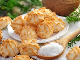Kokosmakronen auf Teller und Zweigen im Hintergrund | © Adobe Stock/ Printemps