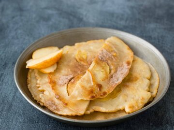 frisch gebackene Apfelpfannkuchen mit Zimt und Zucker | © Getty Images/Westend61