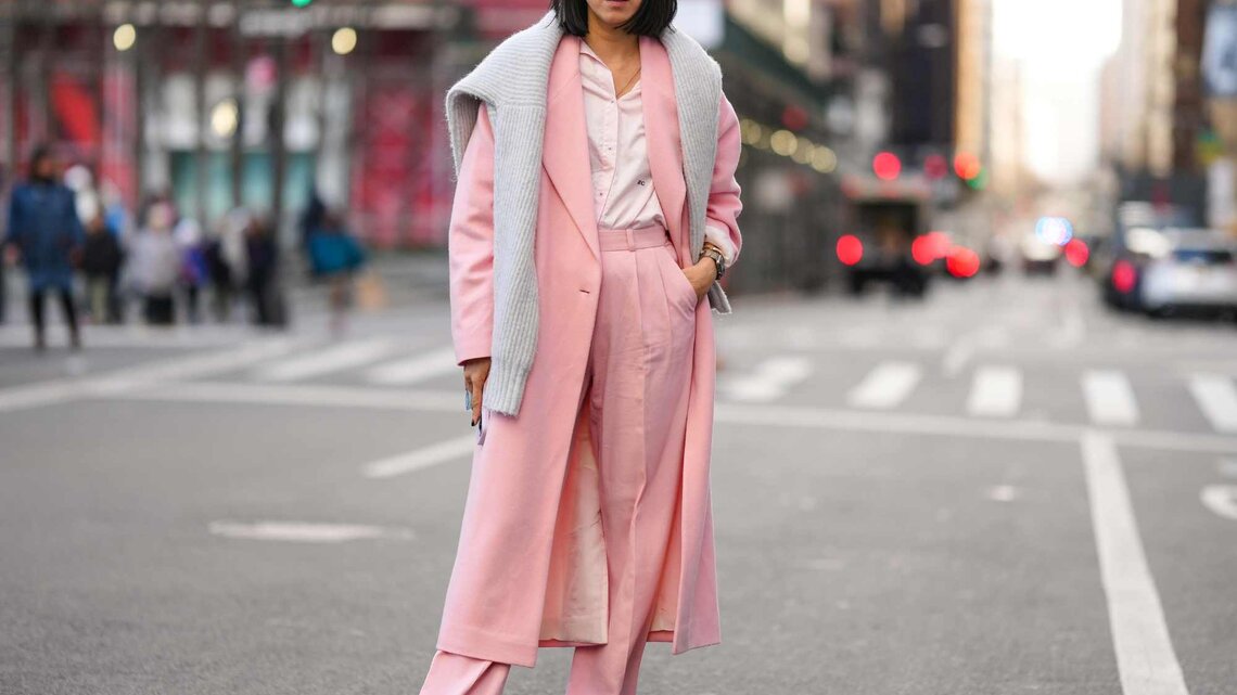 Eva Chen in einem Pastell-Look | © Getty Images/Edward Berthelot