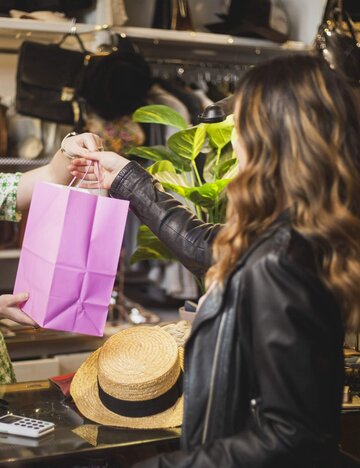Person beim Einkaufen in Secon-Hand-Laden | © Getty Images/Maskot