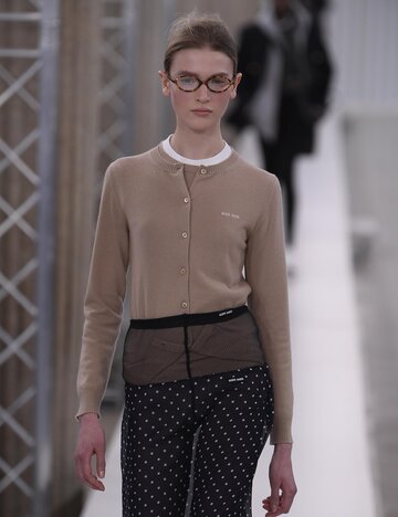 Model mit Hornbrille und Cardigan auf dem Laufsteg von Miu Miu | © Getty Images/Giovanni Giannoni