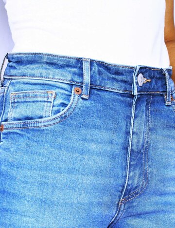 Nahaufnahme vom Körper einer Frau, die eine Jeans trägt | © Getty Images/SOMKHANA CHADPAKDEE
