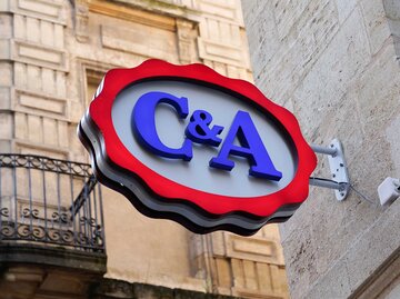 C&A logo auf einem Ladenschild. | © OceanProd