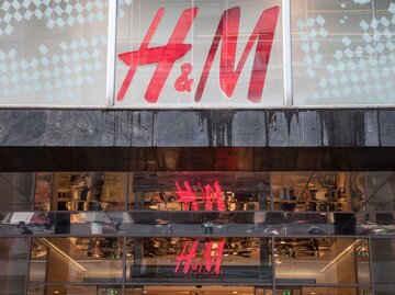H&M Logo | © Getty Images/BalkansCat
