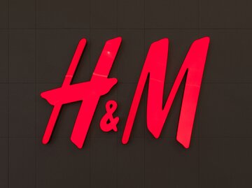 Rotes H&M-Logo auf schwarzem Hintergrund | © AdobeStock/Ivan Traimak