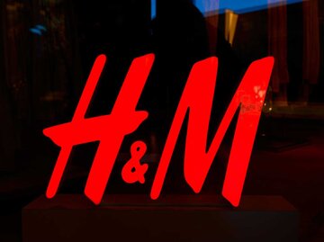 H&M Logo | © Getty Images/NurPhoto