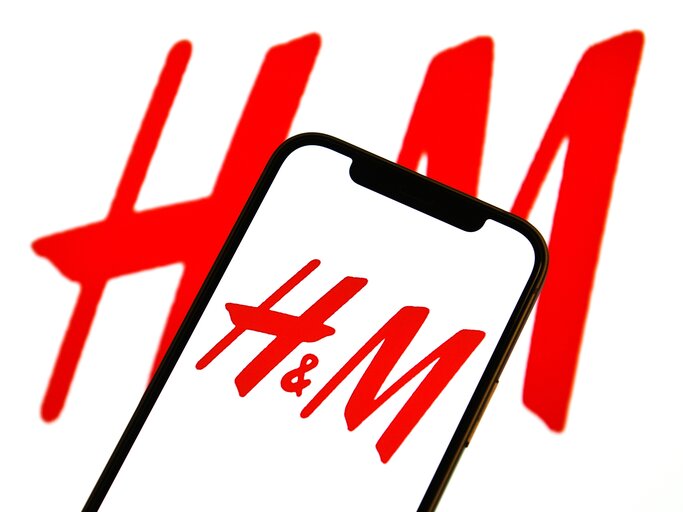 H&M-Logo auf Smartphone | © Getty Images/SOPA Images