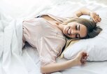 Frau im Bett | © iStock | bymuratdeniz