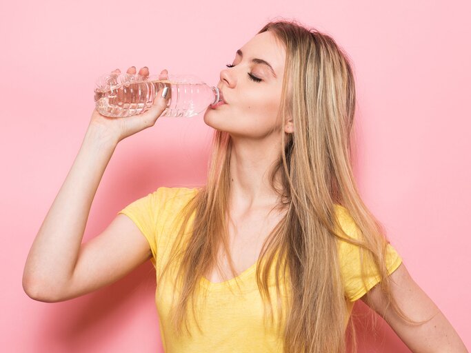 Frau trinkt Wasser | © iStock | JANIFEST