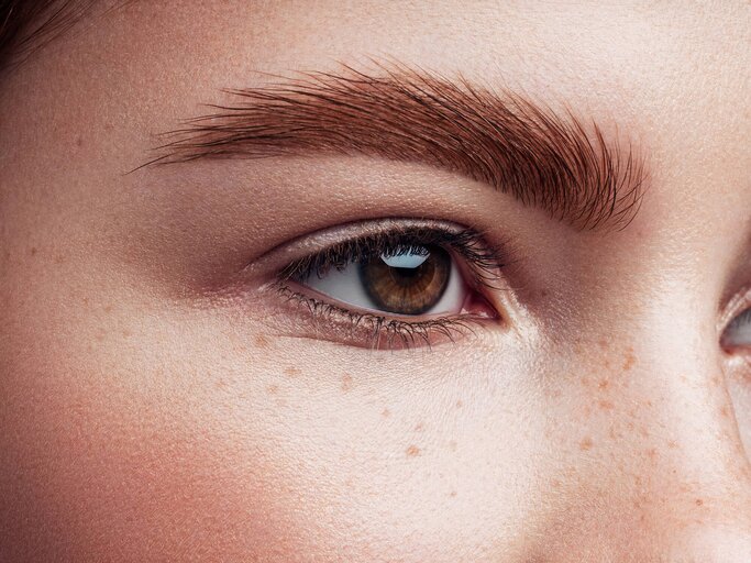 Nahaufnahme von schöner Augenbraue | © gettyimages.de | CoffeeAndMilk