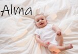 Süßes Baby mit dem Namen Alma | © Getty Images/Jamie Grill