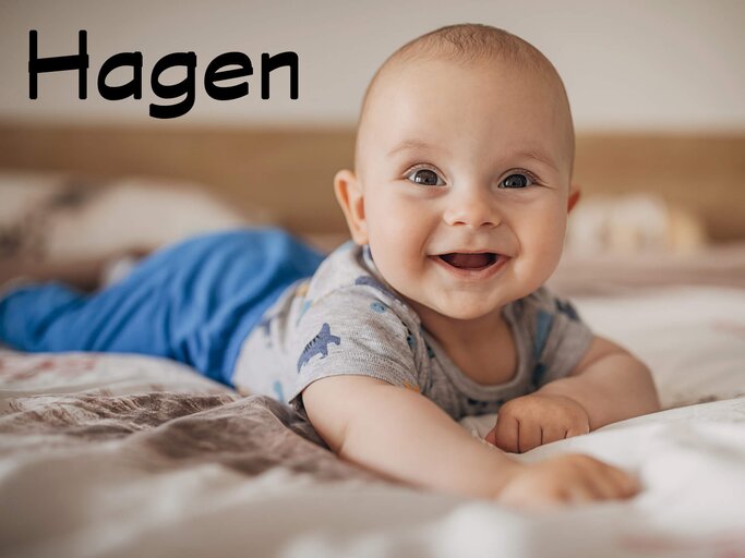 Süßes Baby, daneben der Jungenname Hagen | © gettyimages.de | South_agency