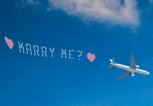 Flugzeug zieht Banner mit Heiratsantrag | © gettyimages.de | mrPliskin