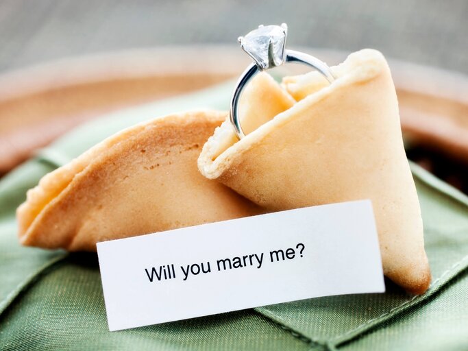 Glückskeks mit Ring und "Marry Me"-Botschaft | © gettyimages.de | nicolesy