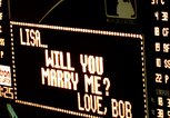 Auf einer schwarzen digitalen Anzeigetafel wird "marry me" in Leuchtschrift angezeigt | © gettyimages.de | Education Images