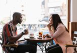 Mann hört Frau beim Date im Cafe zu | © gettyimages.de | Westend61