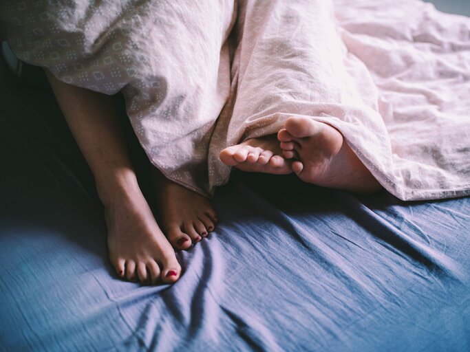 Nackte Füße eines Paares im Bett | © gettyimages.de|  Carina König / EyeEm