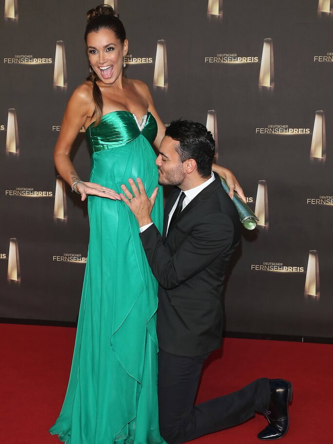 Die schwangere Jana Ina Zarrella und Giovanni Zarrella beim Deutschen Fernsehpreis 2012 | © gettyimages.de | Andreas Rentz