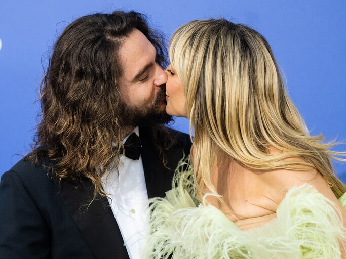 Heidi Klum und Tom Kaulitz küssen sich | © GettyImages/Samir Hussein / Kontributor