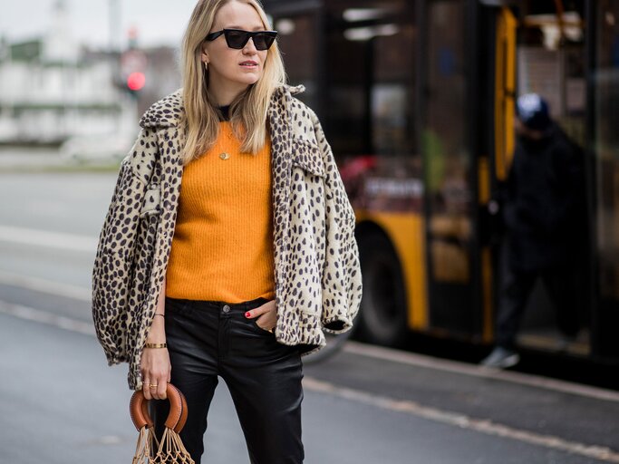 Fashion-Bloggerin Juliane Diesner mit einer Jacke im Leo-Look | © Getty Images | Christian Vierig