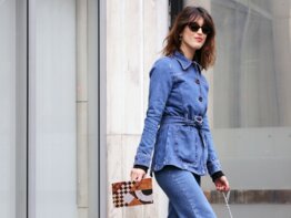 Streetstyle-Ikone und Designerin Jeanne Damas im Jeans-Outfit mit Sonnenbrille und Handtasche | © Getty Images | Mireya Acierto