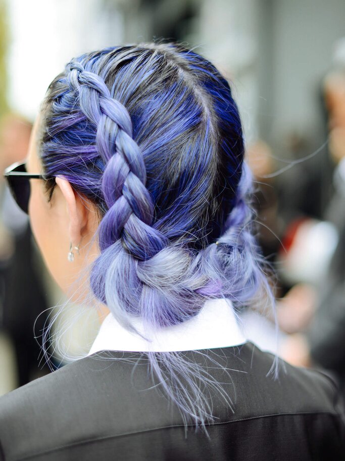Haare färben mit Haarkreide | © Getty Images | Vanni Bassetti