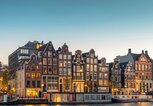 Grachtenhäuser in Amsterdam im Abendlich | © Getty Images | George Pachantouris