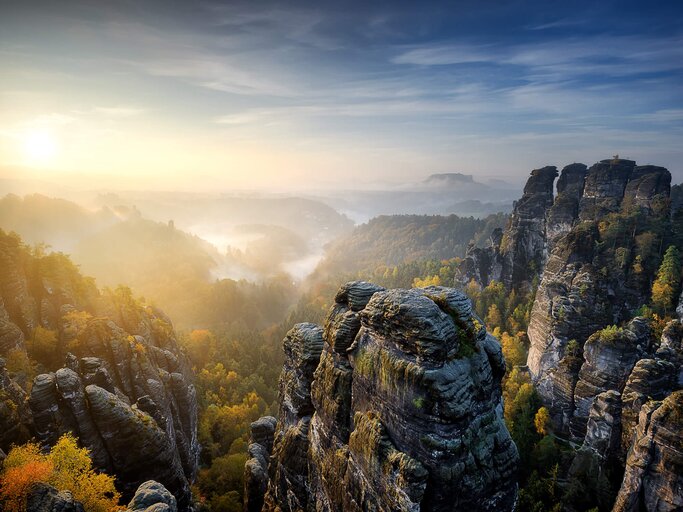 Felsformation in der Sächsischen Schweiz mit Wald mit Nebelschwaden | © iStock | MarekKijevsky