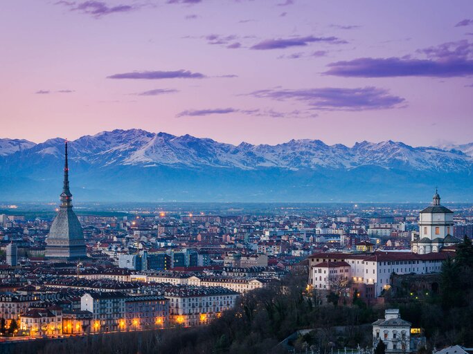 Ausblick über Turin bei Sonnenuntergang mit den Alpen im Hintergrund | © iStock | Ladiras