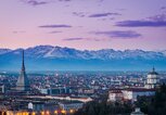 Ausblick über Turin bei Sonnenuntergang mit den Alpen im Hintergrund | © iStock | Ladiras
