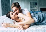 Junges Paar kuschelt im Bett | © iStock | Povozniuk