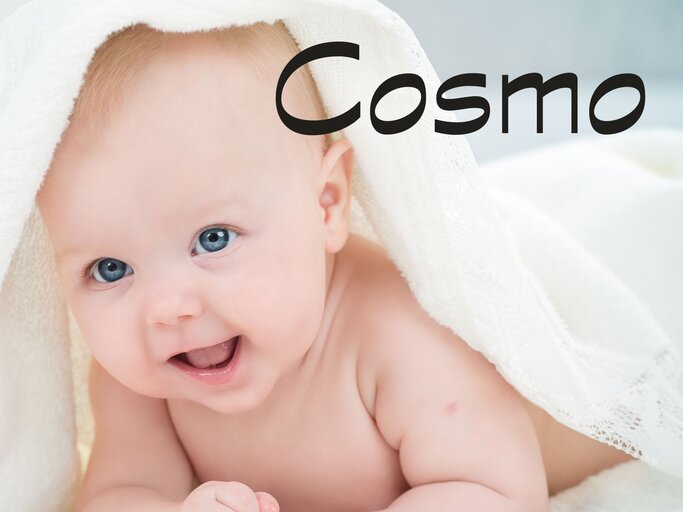 Baby, eingewickelt mit einem Handtuch - dazu der Jungenname Cosmo | © iStock | IuriiSokolov