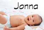 Kleines lachendes Baby mit dem Namen Jonna | © iStock | katleho Seisa