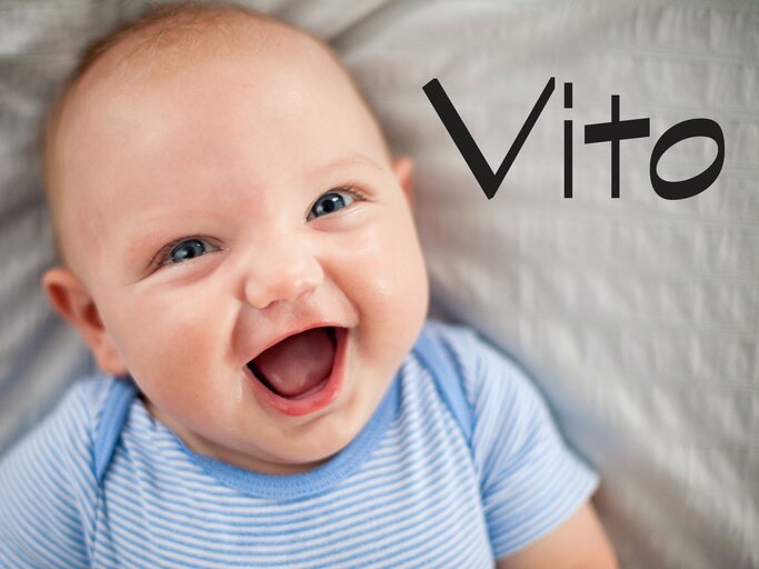 Lachendes Baby mit dem Namen Vito | © iStock | ideabug