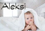 Süßes Baby in eine Bettdecke gekuschelt mit dem Namen Aleksi | © iStock | KristinaKibler
