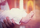 Die Füße eines Babys bei seiner Taufe. | © iStock.com / Aleksandr_Gromov
