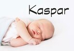 schlafendes Baby mit dem Namen Kaspar | © iStock | NataliaDeriabina