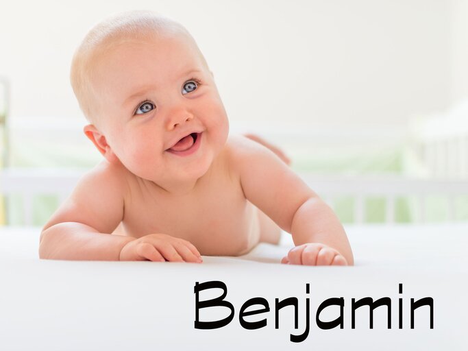 krabbelndes Baby mit dem Namen Benjamin | © iStock.com | SanyaSM