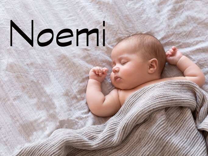 schlafendes Baby mit dem Namen Noemi | © iStock.com | Amax Photo