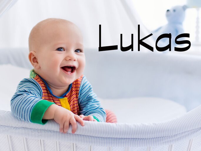 lachendes Baby mit dem Namen Lukas | © iStock.com | FamVeld